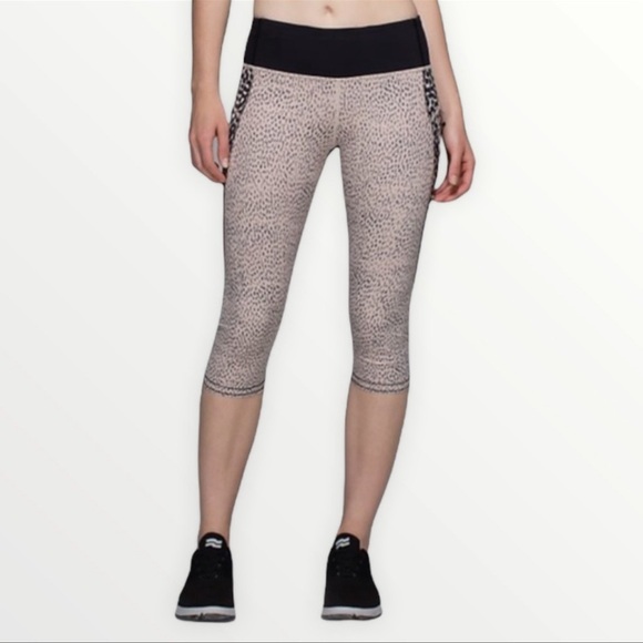 Lululemon TopSpeed crop Dottie Dash green black a spot Capri leggings - Picture 1 of 13
